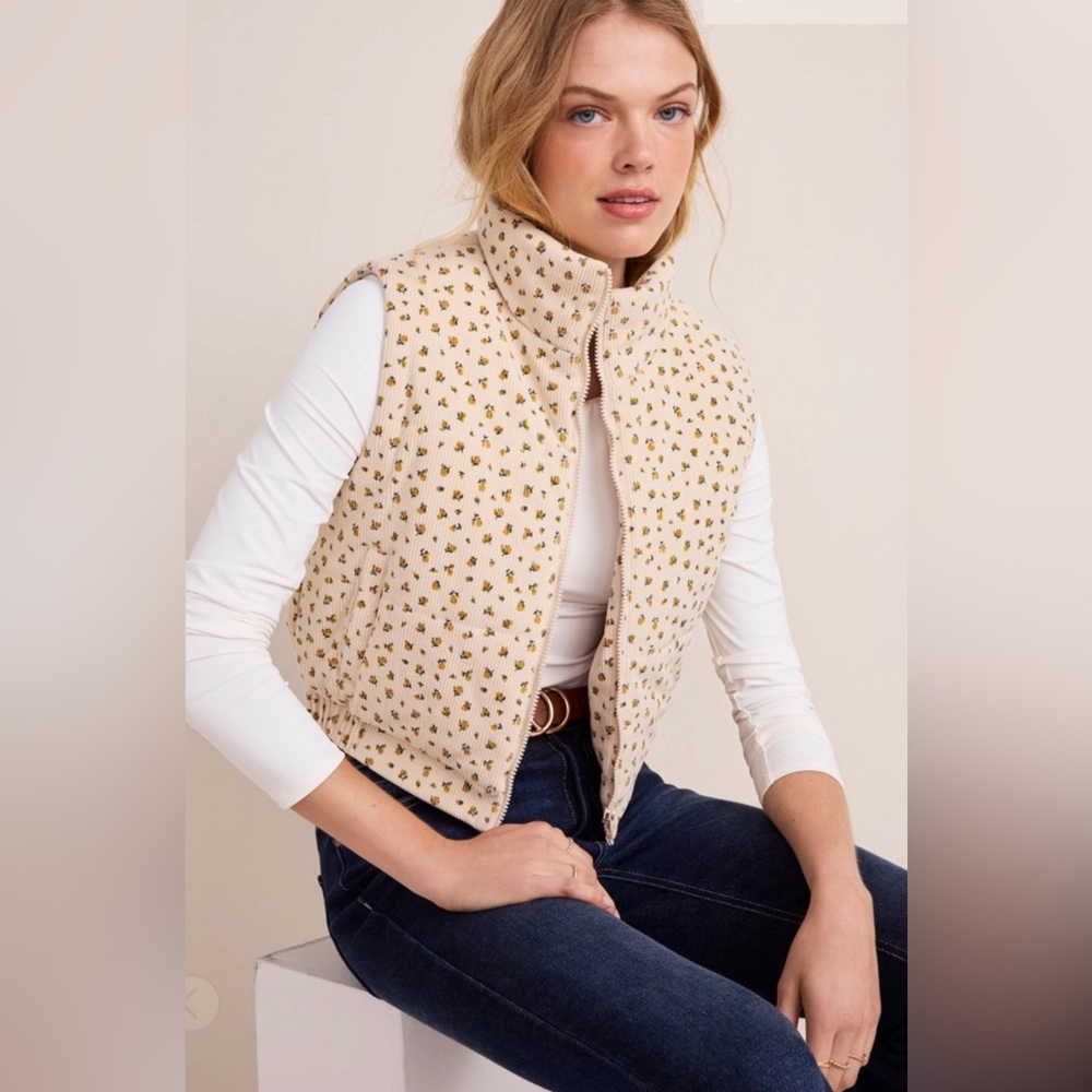 STOOSH Cream Floral Quilted Puffer Vest. Size M